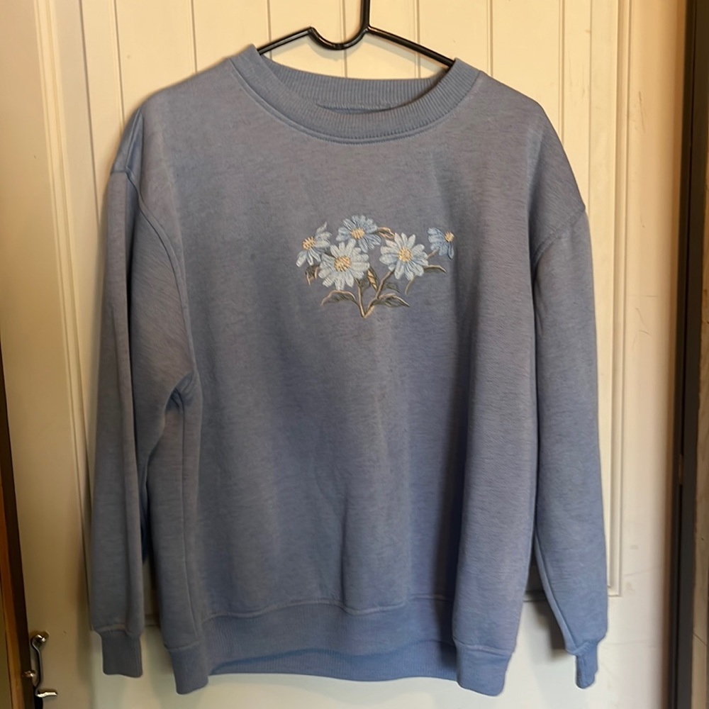 Women’s light blue embroidered vintage sweater size M-L